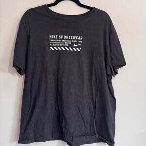 Nike Sportswear Tee - Large
